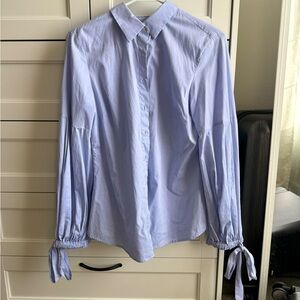 Blouse in blue with puff sleeves